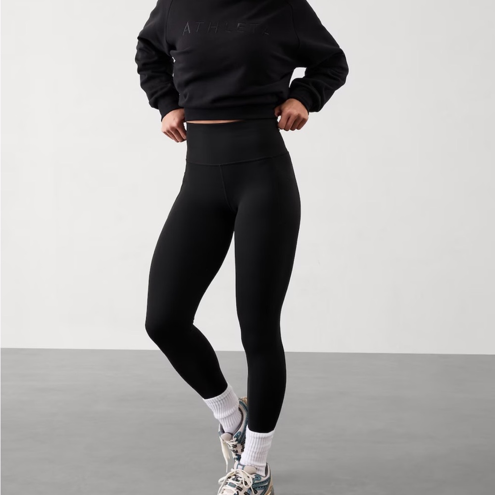 Athleta Salutation Stash 7/8 Tight Black Leggings w/ pockets. 22” inseam size M.